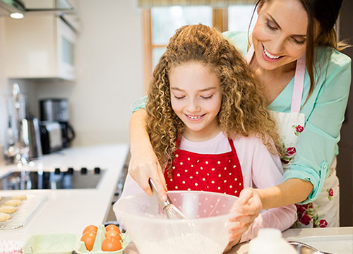 Femme faisant des cookies avec sa fille