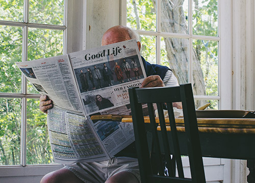 Senior dans sa maison